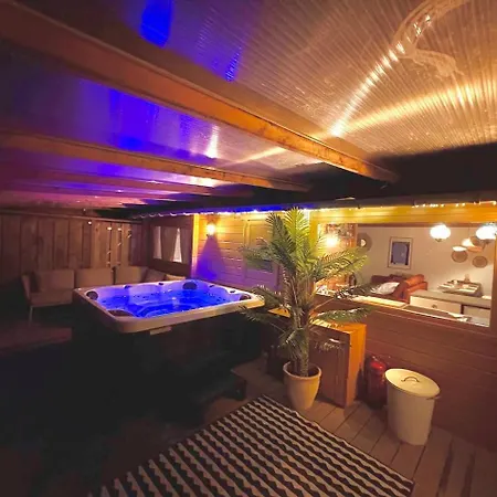 Сasa de vacaciones Bohemian Style House With Private Jacuzzi And Sauna And Free Parking Near Amsterdam And Airport